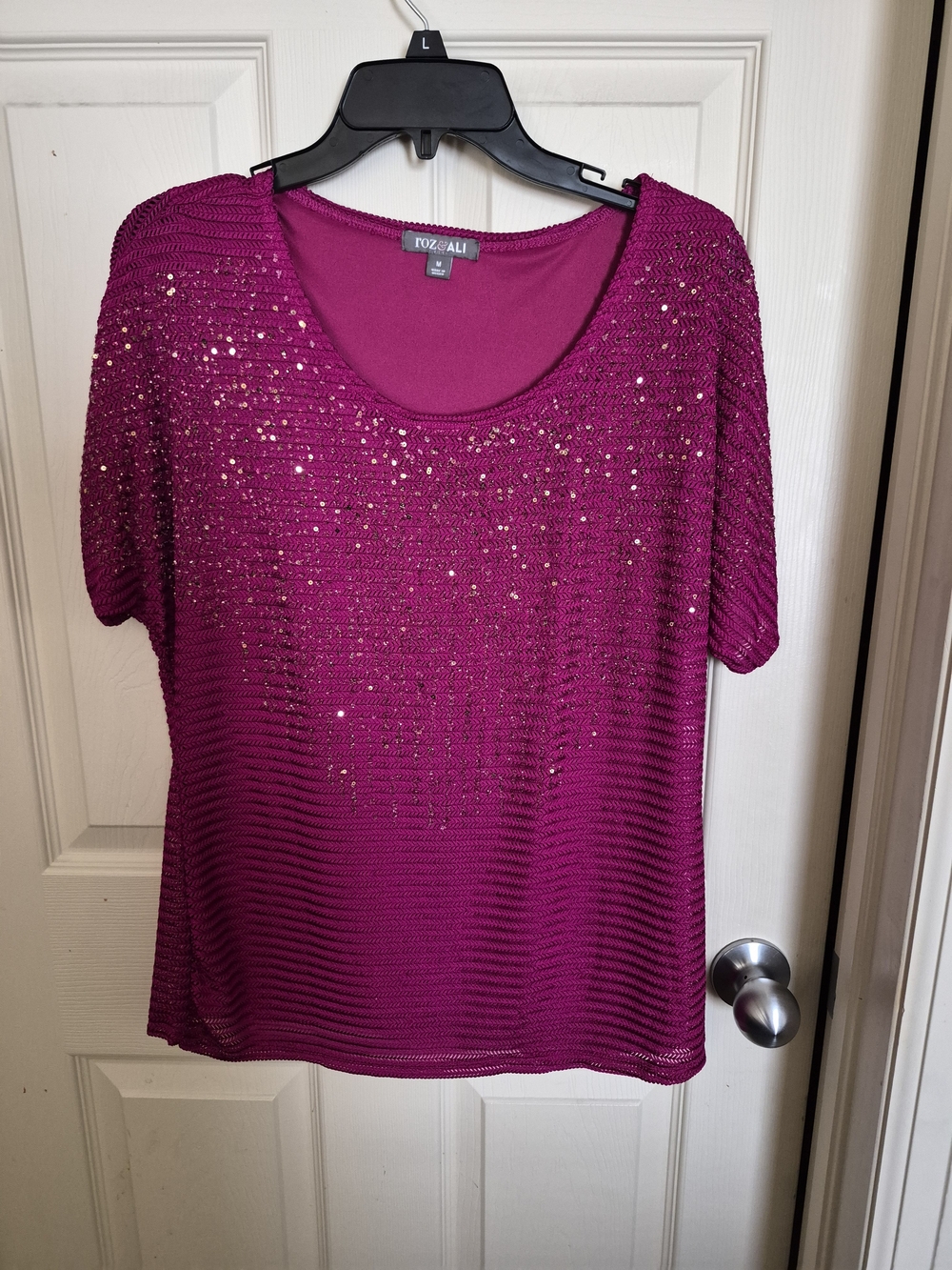 Size M Roz & Ali Women's Magenta Sequin Short Sleeve Knit Top
